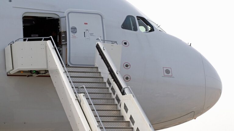 فتحا باب الطائرة هرباً من الحر!