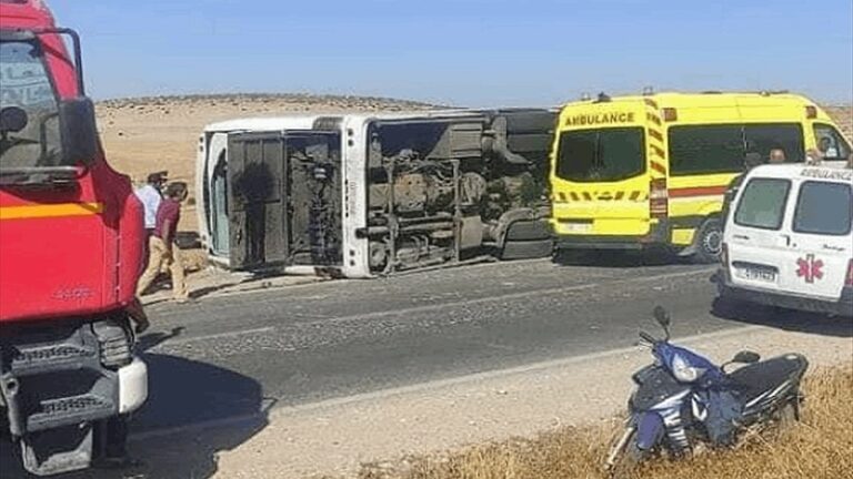 17 قتيلاً و34 جريحاً بانقلاب حافلة في أفغانستان