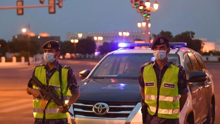 الشرطة العمانية: ثلاثة عمانيون وراء الهجوم على مسجد في مسقط