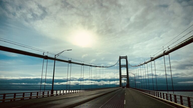 الصين تدشّن أطول جسر في العالم (فيديو)