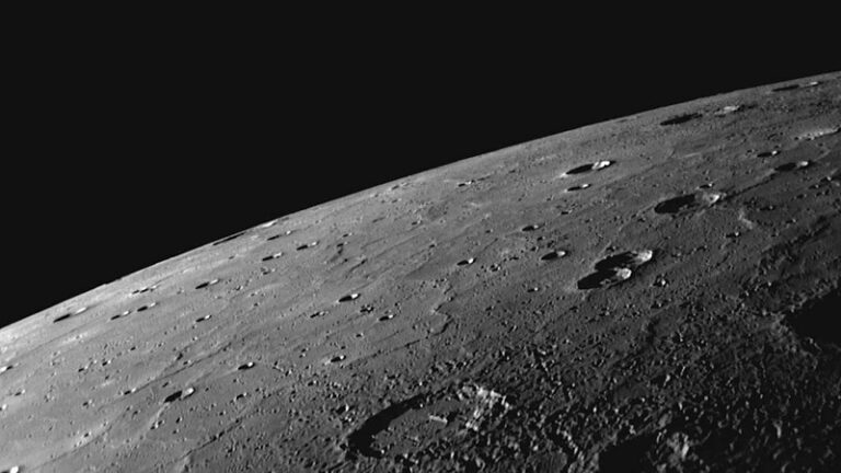 كويكب بحجم طائرة يقترب من الأرض