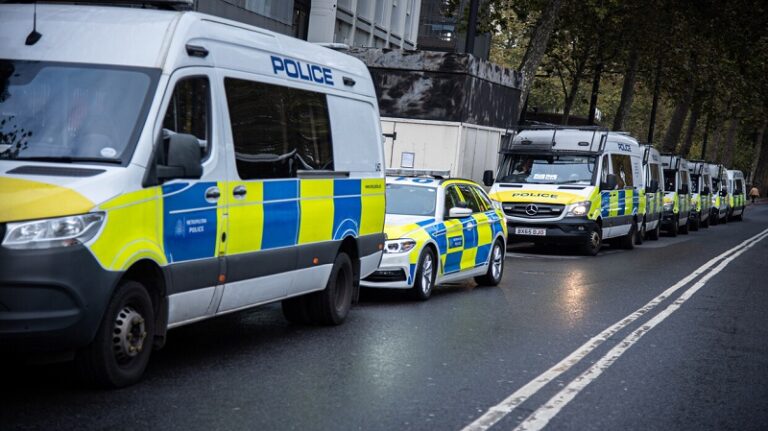 اعتقال شاب طعن جندياً في بريطانيا! (فيديو)