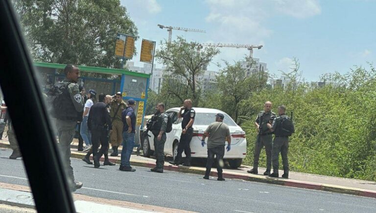 إصابات بعملية إطلاق نار ودهس جنوب “تل أبيب”.. واستشهاد منفذ العملية (فيديو)