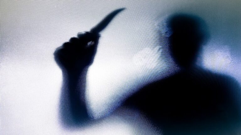 طعن إمرأة داخل مطار!