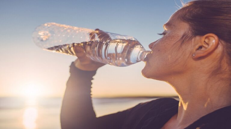 مشروب بديل للمياه يمنح الترطيب في الطقس الحار!