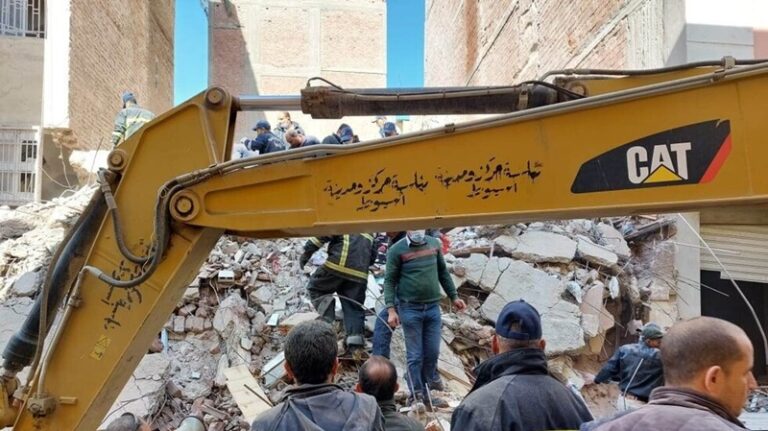 قتلى وجرحى بانهيار منزل في أسيوط (فيديو)