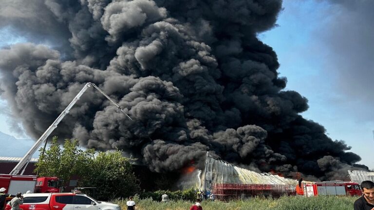 حريق ضخم بمصانع في بورصة التركية! (فيديو)