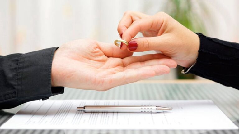 زوجة نائب تعلن طلاقها!