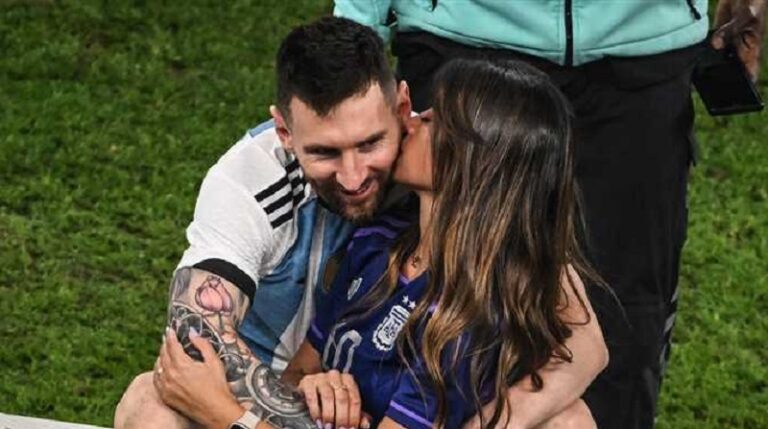 زوجة ميسي تراقب هاتفه! (صورة)