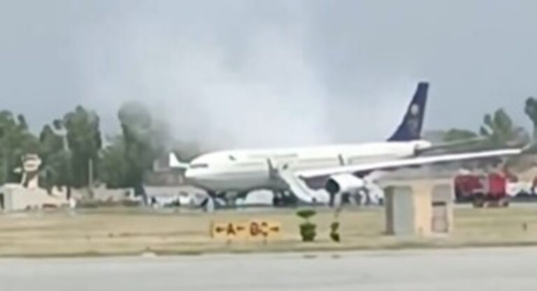 بالفيديو ـ حريق في طائرة سعودية