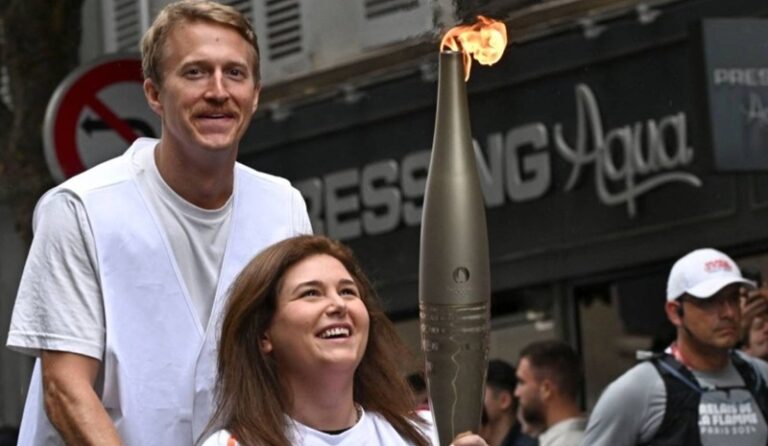 كريستينا عاصي تحمل الشعلة الأولمبية في فرنسا (فيديو)