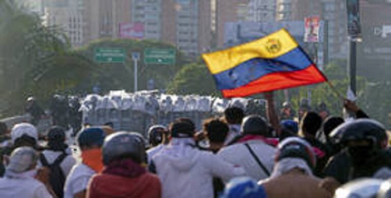 فنزويلا تنشر سفناً حربية ومسيرات في مياهها الإقليمية