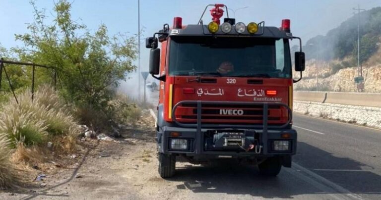 إخماد الحريق على أوتوستراد جونية