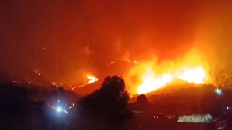 مكافحة 54 حريقاً هائلاً في اليونان! (فيديو)