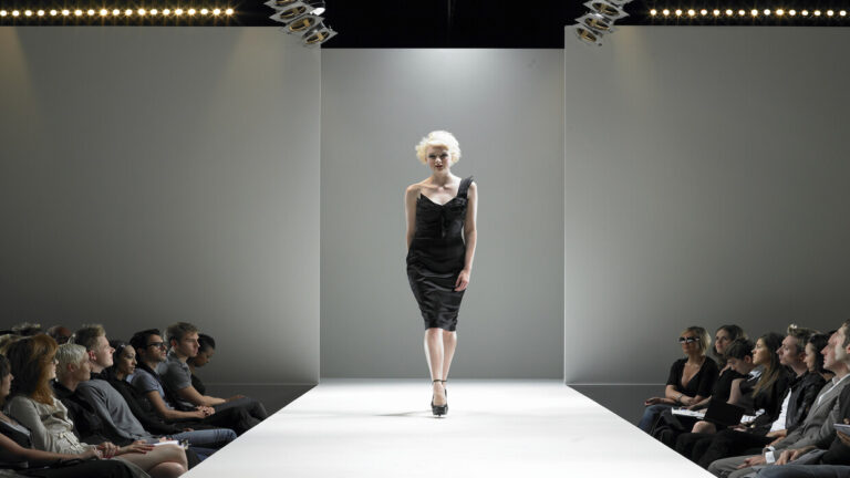 الملابس العالمية تتسبب بتسرب ملايين الأطنان من البلاستيك إلى البيئة؟