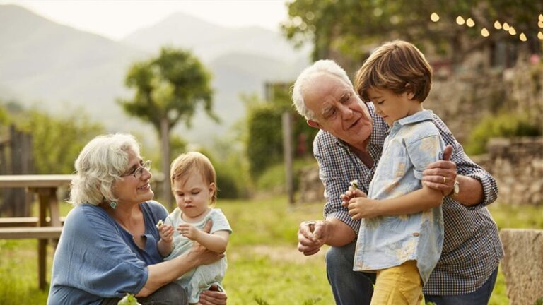 الأجداد يحصلون على إجازة أبوية مدفوعة الأجر!