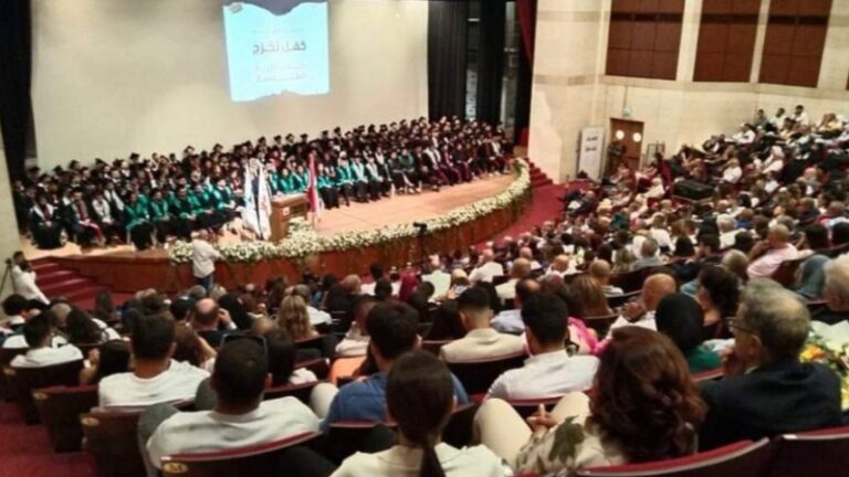 كلية الهندسة تحتفل بتخريج طلابها (صور)