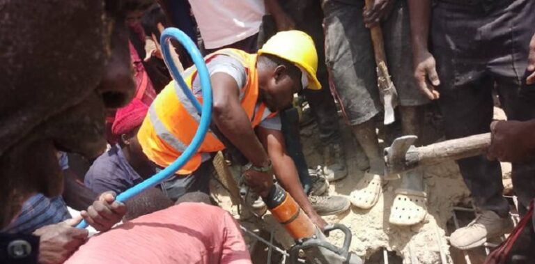 مقتل طلاب بانهيار مبنى مدرسة في نيجيريا (فيديو)