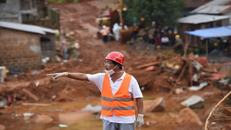 مصرع 11 شخصاً بانهيار طيني في الصين (فيديو)