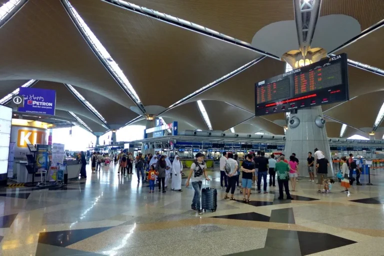 39 مصاباً بالغثيان بتسرب كيميائي بمطار في ماليزيا