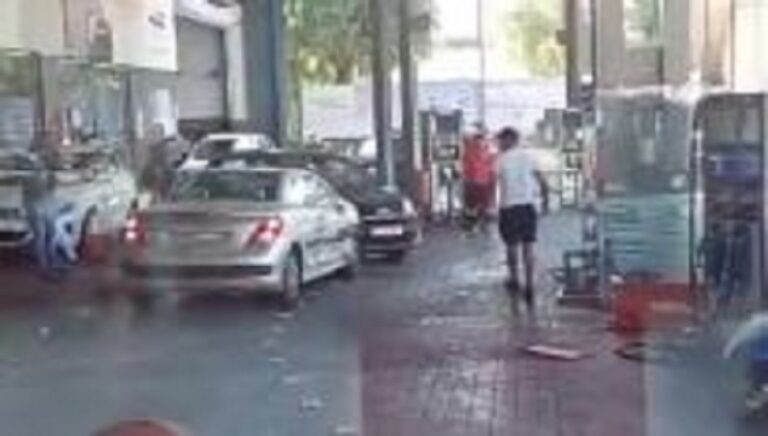 بالفيديو.. تضارب بالسيارات وتحطيمها في الدورة