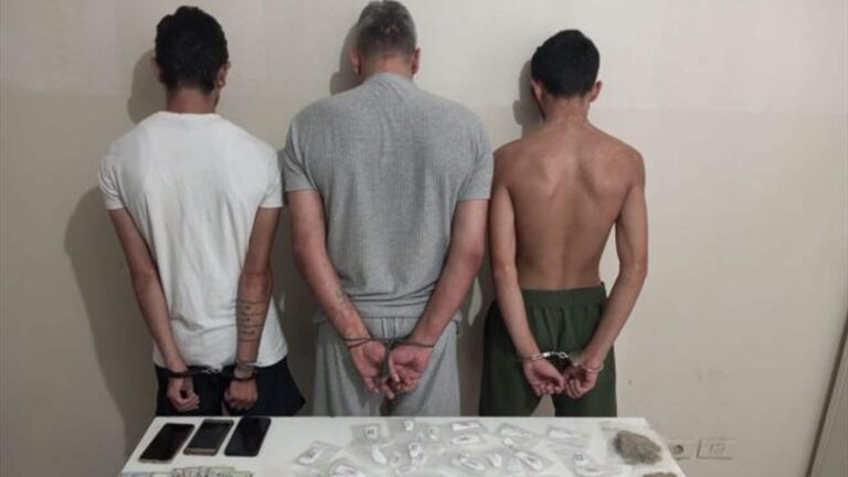 مروجا مخدرات وزبونهما بقبضة الأمن!