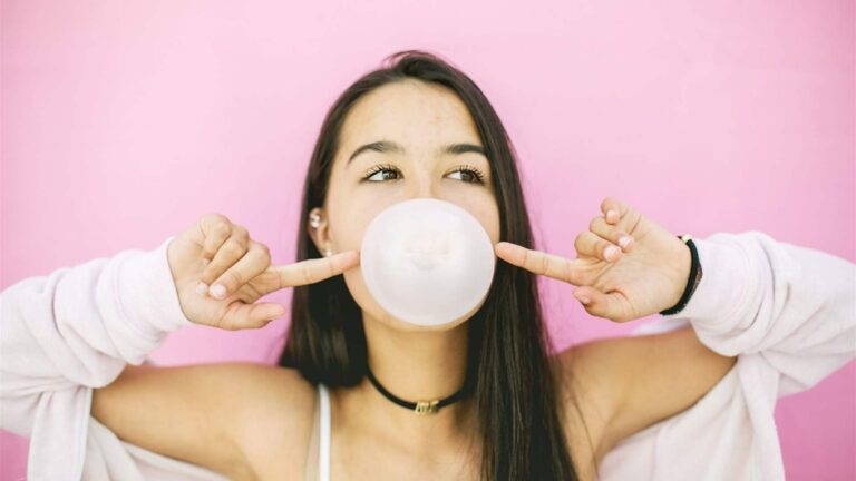 ماذا يحدث للجسم عند ابتلاع العلكة؟