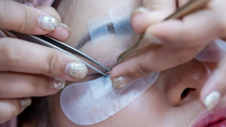 ما هي مخاطر موضة “تطويل الرموش”؟