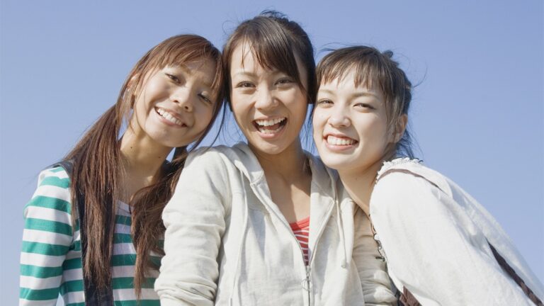 قانون ياباني يجبر الأشخاص على الضحك يومياً!