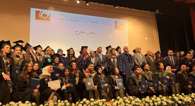 كلية الصيدلة تحتفل بتخريج مجموعة جديدة من طلابها