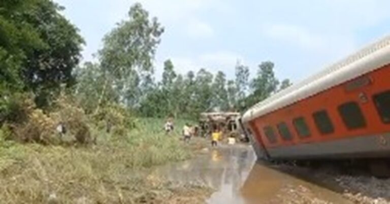 مصرع شخصين وجرح آخرين بخروج قطار عن مساره في الهند (فيديو)
