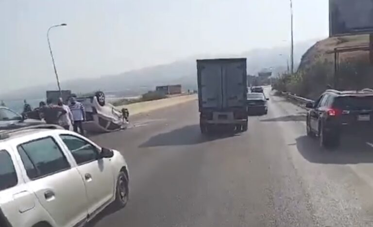 بالفيديو.. تصادم بين 4 سيارات على طريق عام عاريا