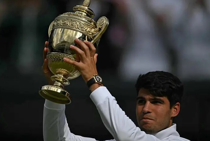 ألكاراز يهزم ديوكوفيتش ويتوج بلقب بطولة ويمبلدون للتنس