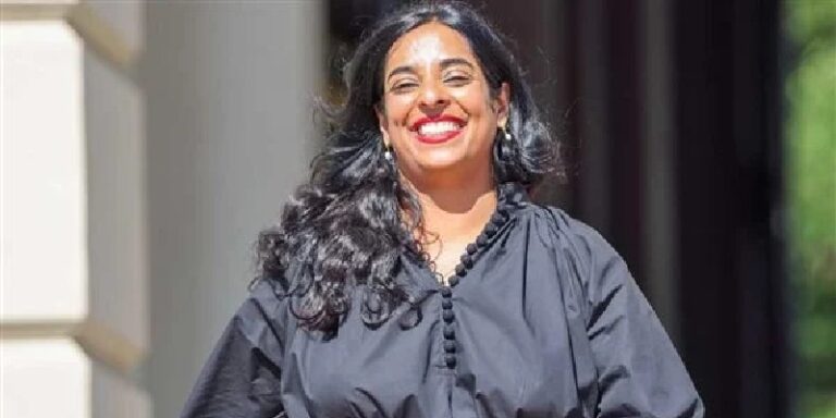 وزيرة تخـ.ـلـ.ـع ثيابها تضامناً مع الـ.ـشـ.ـ.ـاذيـ.ـن.. والرئيس “يرحّب”! (فيديو)