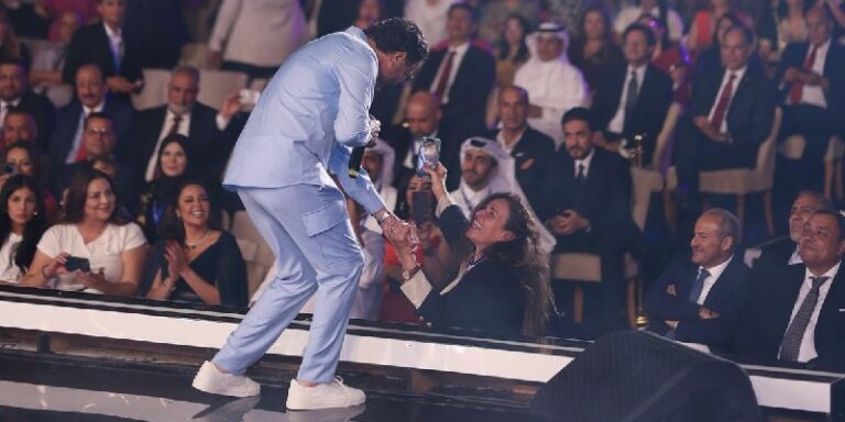 بالفيديو ـ نسخة طبق الأصل من راغب علامة!