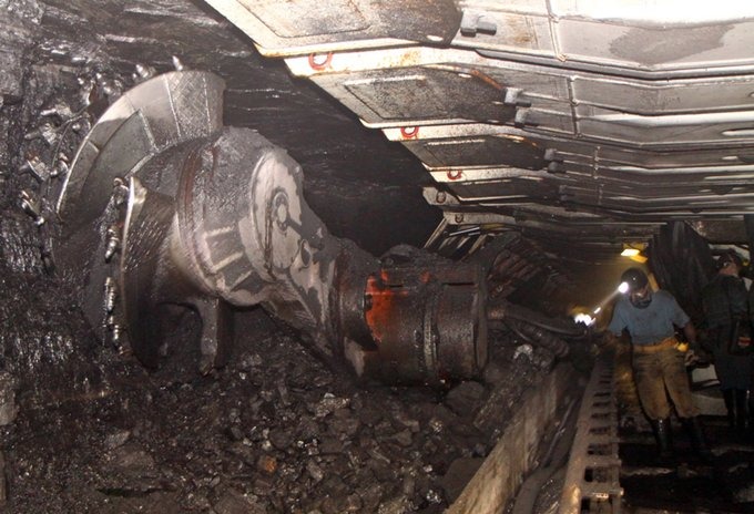 زلزال يحاصر 78 عاملاً تحت الأرض في بولندا