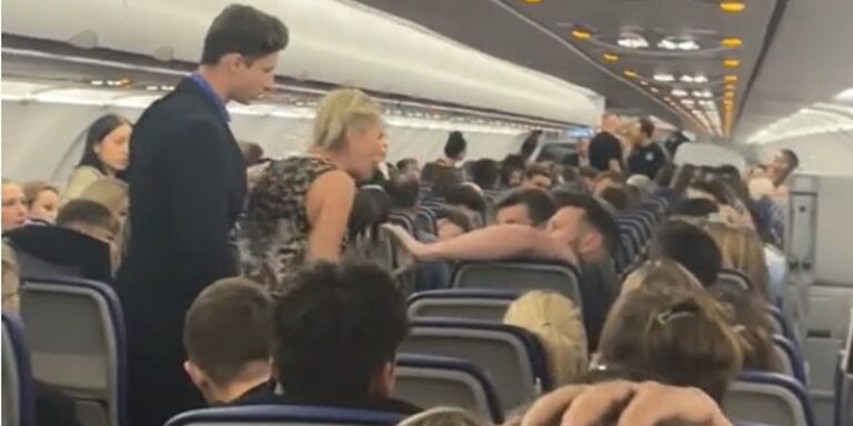بالفیدیو ـ سكارى يثيرون الفوضى في طائرة