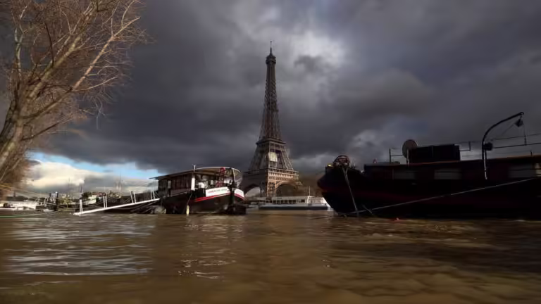 رئيسة بلدية باريس تسبح في “السين” قبل إستضافة “الألعاب الأولمبية” (صور)