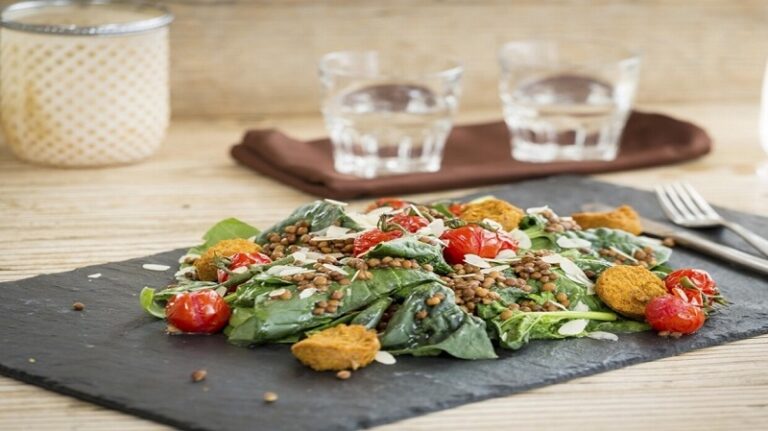 طريقة لتناول كمية أقل من الطعام