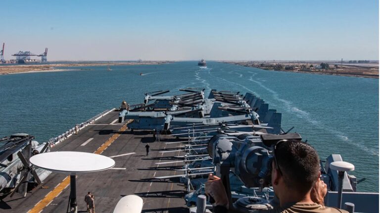 “واشنطن بوست”: الولايات المتحدة تنشر 12 سفينة حربية بالشرق الأوسط