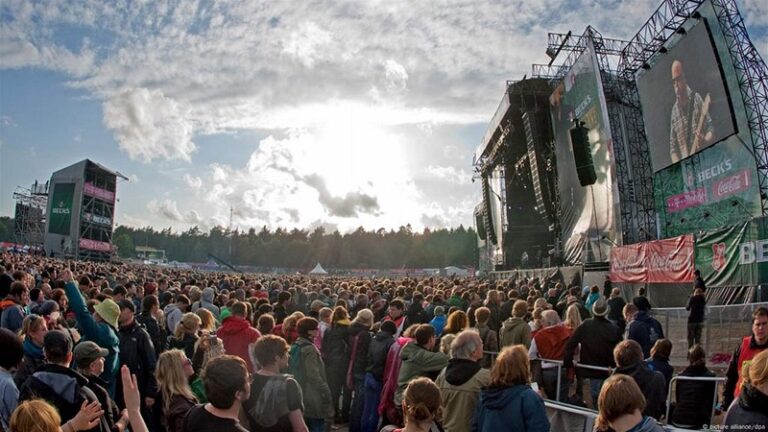 إصابات بحريق خلال مهرجان في ألمانيا (فيديو)