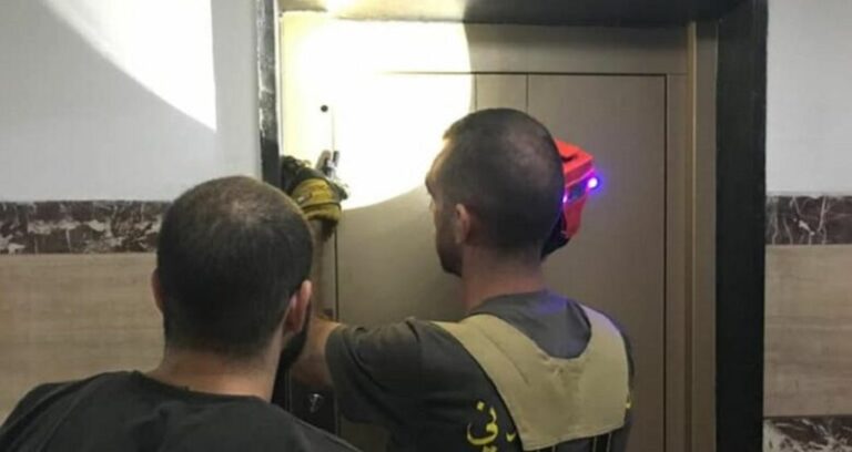 انقاذ مواطن علق في حجرة مصعد!