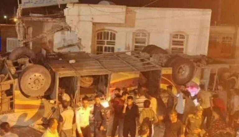 قتلى وجرحى باكستانيين بانقلاب حافلة وسط إيران (فيديو)