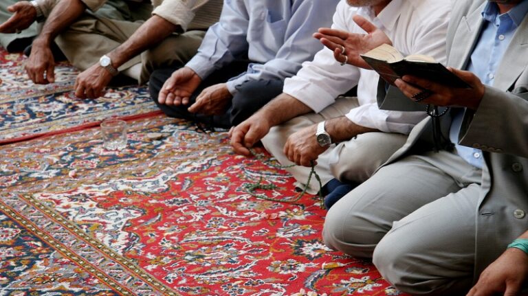 مصلٍّ يتعرض لضرب مبرح من إمام مسجد! (فيديو)