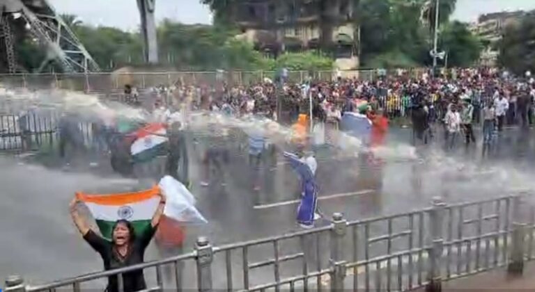 الشرطة الهندية تطلق الغاز المسيل للدموع والمياه على المتظاهرين(فيديو)