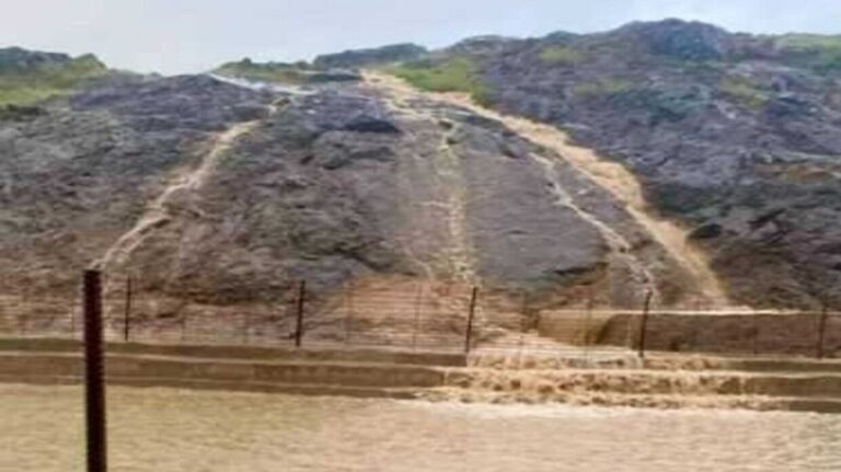 بالفيديو.. ضحايا وأضرار جسيمة بسبب الفيضانات في اليمن