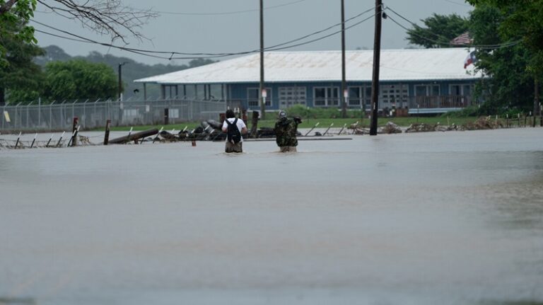 فيضانات تغمر ولاية كونيتيكت الأميركية (فيديو)