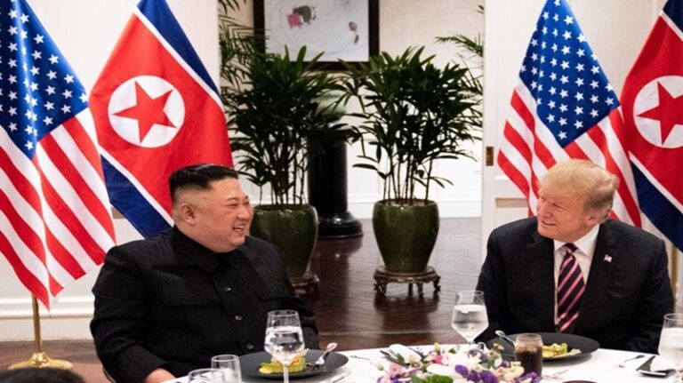 تفاصيل محادثة ترامب وكيم جونغ أون: “زري الأحمر أكبر من زرك”!