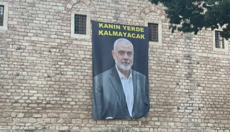 صورة لهنية في إسطنبول: “دمك لن يبقى على الأرض”!