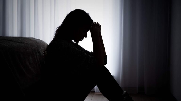 مشاكلها العقلية دمرت حياتها!